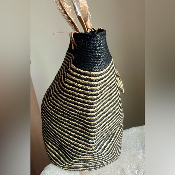 Amiani (AS IS) NWT large black/gold tote retail $200 purse - Picture 6 of 17